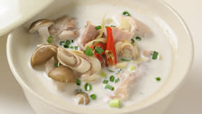 Chicken Soup with Coconut Milk/ Tom kha Kai（M）￥1,980　（L）￥2,640