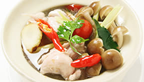 トムヤムガイ/鶏肉の辛酸スープ（M）￥1,980　（L）￥2,640