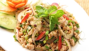 鶏挽肉のサラダ/Spicy Minched Chicken Salad　￥1,320 豚挽肉のサラダ/Spicy Minched Pork salad　￥1,430